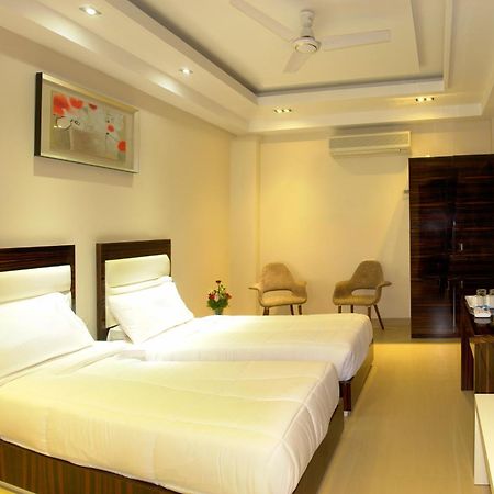 Hotel Gulnar New Delhi Exteriör bild