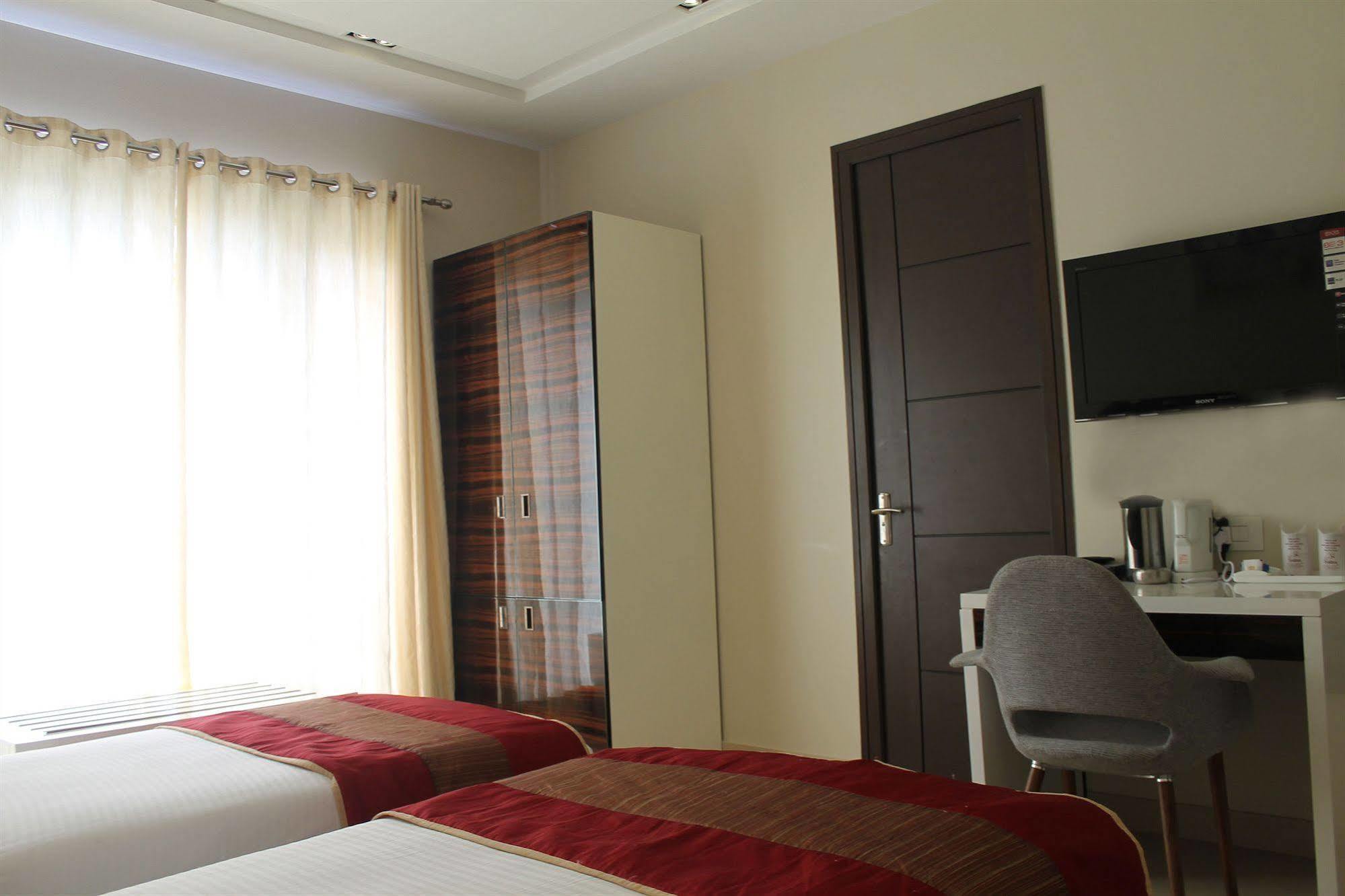 Hotel Gulnar New Delhi Exteriör bild